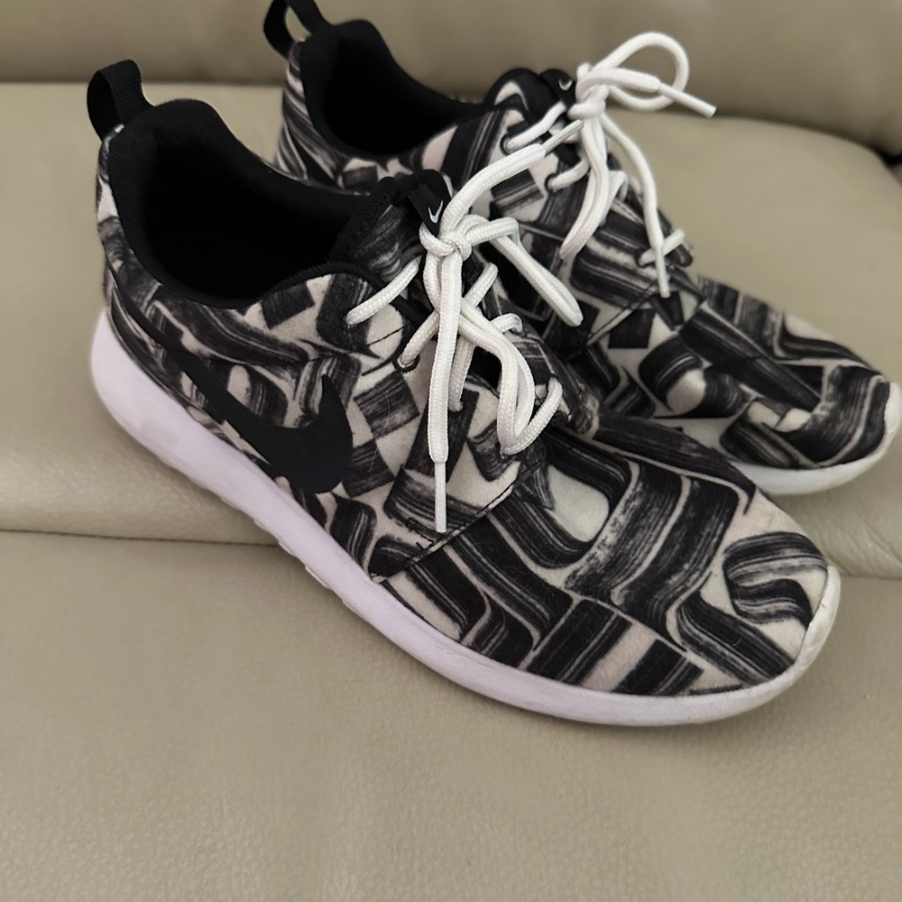 Rare black and white Nike Roshe’s size 8